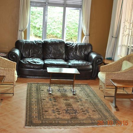 Little Woods Inn Mbarara Extérieur photo